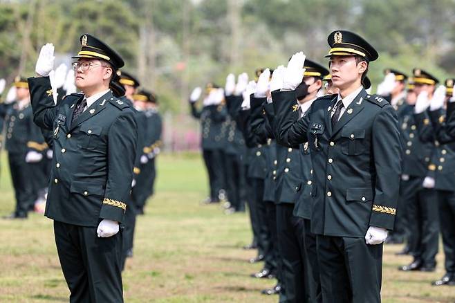 임관 장교들이 24일 충북 괴산 육군학생군사학교에서 열린 '제55기 의무사관 임관식'에서 선서를 하고 있다. ⓒ국방부