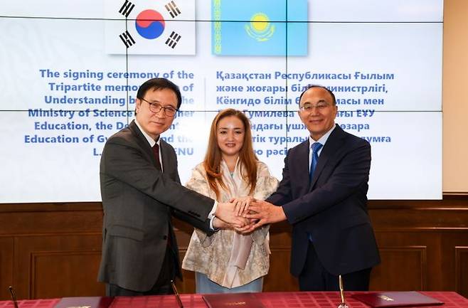 임태희 경기도교육감이 현지시간으로 지난 26일(현지시간) 카자흐스탄 아스타나시에 있는 유라시아국립대에서 카자흐스탄 과학고등교육부, 유라시아국립대학교와 업무협약(MOU)을 체결한 뒤 기념촬영을 하고 있다. ⓒ경기도교육청 제공