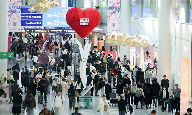 인천국제공항 면세점에서 여행객들이 오가고 있다.ⓒ뉴시스