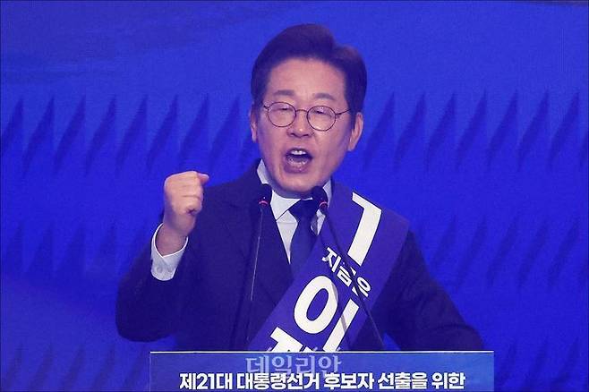 이재명 더불어민주당 대선 경선 후보가 27일 오후 경기도 고양 일산서구 킨텍스 제2전시장에서 열린 더불어민주당 제21대 대통령선거 후보자 선출을 위한 수도권·강원·제주 합동연설회에서 연설을 하고 있다. ⓒ데일리안 홍금표 기자