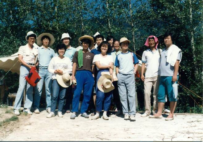 대학시절 의대 간호대 연합가톨릭 동아리 CaSA에 소속돼 진료봉사를 다녔다. 사진은 경북쪽으로 여름 진료봉사를 갔을 때 찍은 것이다. 이중 한분이 1989년 원목실에서 만난 말기 암 환자의 주치의가 됐다고 윤교수는 회고했다. 윤영호 교수 제공