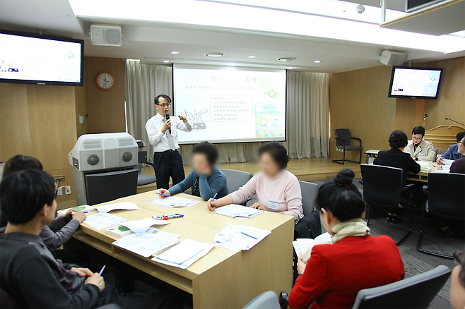 서울대병원에서 가진 암환자 파트너십 워크숍에서 사회를 보는 윤 교수. 암이 완치된 사람과 암환자를 연결해 서로 도움을 주고받는 시스템을 구축했다. 윤영호 교수 제공