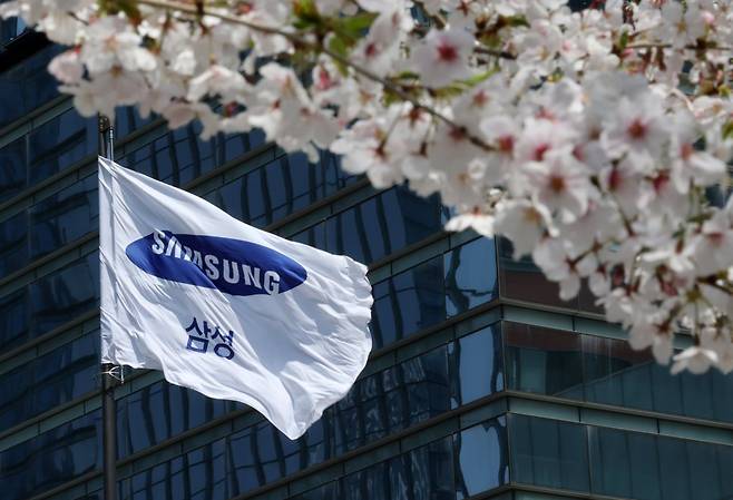 서울 서초구 삼성전자 서초사옥에 삼성 깃발이 바람에 펄럭이고 있다. 뉴스1