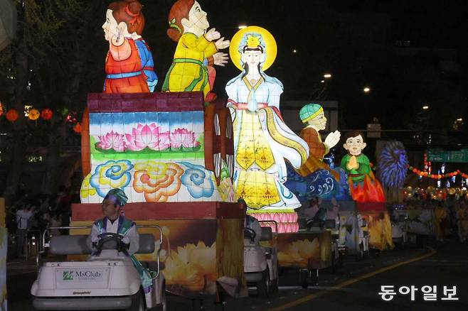 부처님 오신날을 일주일여 앞둔 26일 국가무형유산 유네스코 인류무형문화유산인 연등 행렬이 서울 종로 일대를 지나고 있다. 전영한 기자 scoopjyh@donga.com
