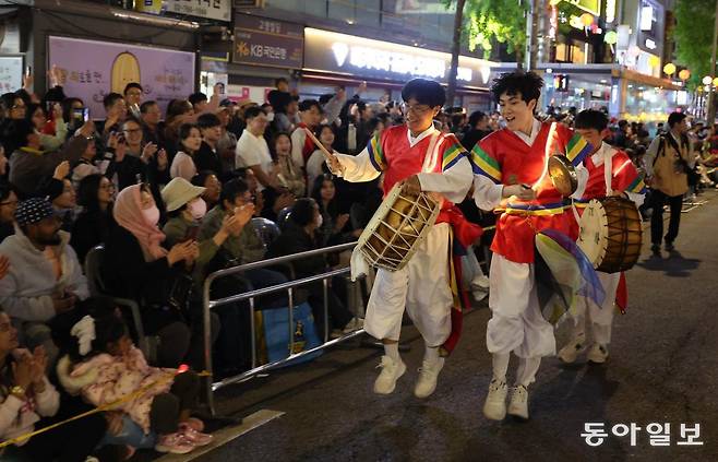 청년 풍물놀이패 단원들이 시민들과 하나가 되어 흥겹게 북을 치며 행진하고 있다.  전영한 기자 scoopjyh@donga.com