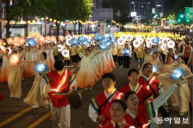부처님 오신날을 일주일여 앞둔 26일 국가무형유산 유네스코 인류무형문화유산인 연등 행렬이 서울 종로 일대를 지나고 있다. 이 연등 행렬은 동국대에서 조계사까지 이어졌다. 전영한 기자 scoopjyh@donga.com
