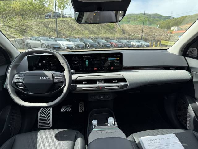 필요한 기능만 직관적으로 들어간 센터패시아와 센터 콘솔로 깔끔한 인상이 강조된 1열 모습. 임주희 기자