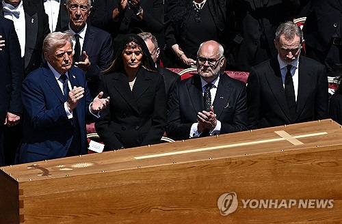 장례미사 참석한 도널드(왼쪽 첫 번째)트럼프 미국 대통령과 부인 멜라니아(〃 두 번째) 여사 . 로이터 연합뉴스.