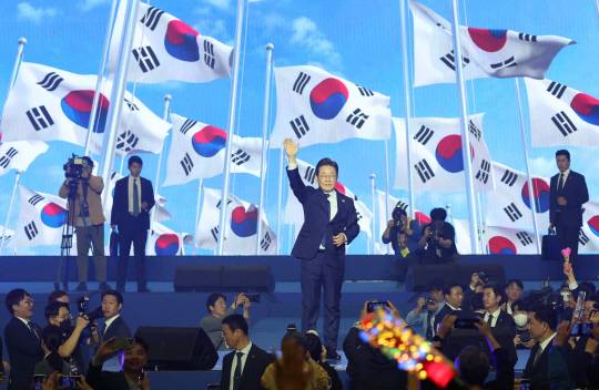 더불어민주당 대선후보로 선출된 이재명 후보가 27일 경기 고양시 킨텍스에서 열린 '제21대 대통령선거 후보자 선출을 위한 수도권·강원·제주 경선 및 최종 후보자 선출 대회'에서 인사하고 있다.<공동취재·연합뉴스>