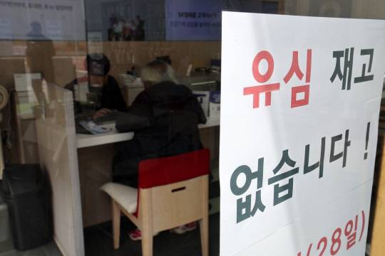 서울의 한 SK텔레콤 대리점에 27일 유심 재고가 없다는 안내문이 부착돼 있다. SK텔레콤은 28일부터 가입자들에게 유심(e심 포함) 무료 교체서비스를 제공한다는 방침인 가운데 부족한 재고가 문제가 될 것으로 보인다. 연합뉴스