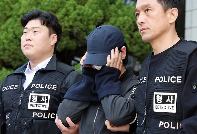 지난해 11월 살인 혐의로 재판에 넘겨진 김모씨가 서울 양천구 서울남부지방법원에서 구속 전 피의자 심문(영장실질심사)을 마치고 이동하고 있다.  뉴스1