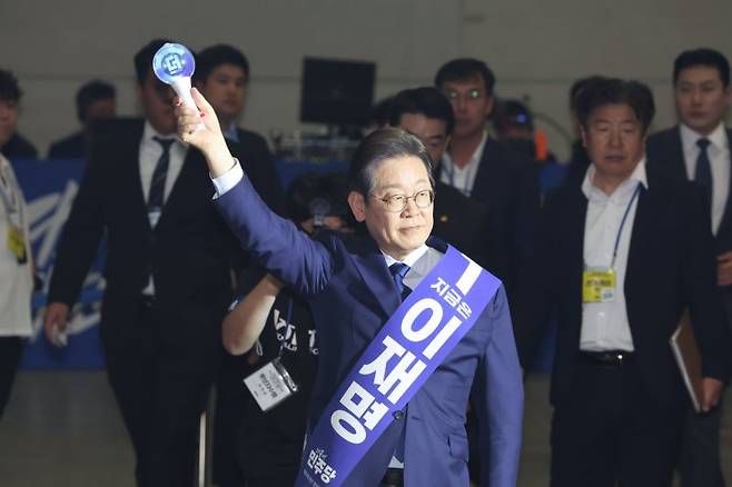 (고양=뉴스1) 이재명 기자 = 이재명 더불어민주당 대선 경선 후보가 27일 경기 고양시 킨텍스에서 열린 수도권·강원·제주 합동연설회에 참석하며 지지자들을 향해 손인사를 하고 있다. 2025.4.27/뉴스1 /사진=뉴스1화상