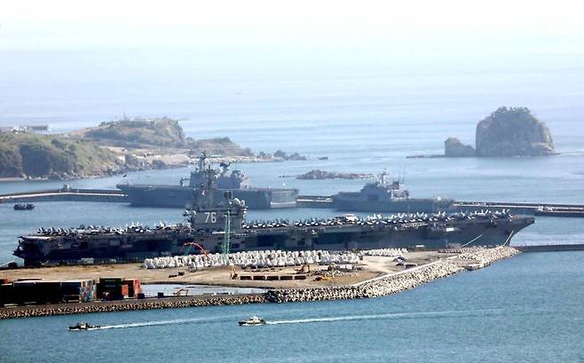 미국 해군의 핵추진 항공모함 '로널드 레이건함'(CVN-76)이 지난해 10월 16일 부산 남구 해군작전사령부 부산작전기지에서 출항준비를 하고 있다. '떠다니는 군사기지'로 불리는 이 항모는 길이 332.8m, 폭 77.8m 규모이며, 비행갑판의 면적은 축구장의 3배 크기다. FA-18(슈퍼호넷), F-35C 전투기 등 80여 대의 항공기를 탑재하고, 승조원도 6000여 명에 달한다. 사진=뉴시스
