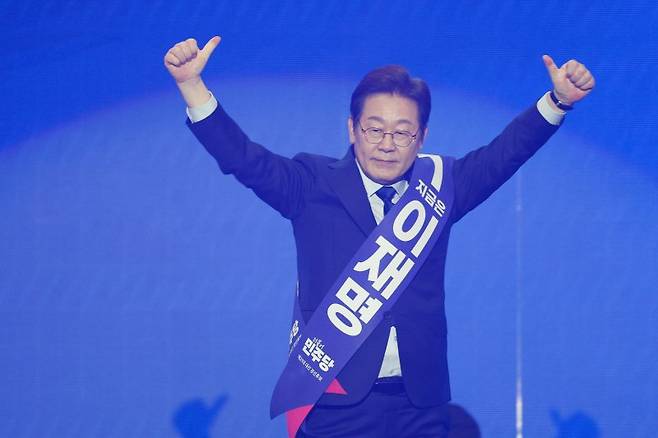 (고양=뉴스1) 안은나 기자 = 이재명 더불어민주당 대선 경선 후보가 27일 경기 고양시 킨텍스에서 열린 수도권·강원·제주 합동연설회에 참석해 정견발표를 마친 뒤 인사하고 있다. 2025.4.27/뉴스1 /사진=뉴스1화상