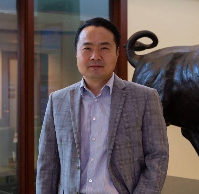 박정철 교수는 미국 사우스플로리다대학교 경영대학의 재무학 정교수이자 핀테크 석좌교수다. 현재 혁신적인 핀테크 교육과정 개발을 주도하고 있으며 과학(Science), 기술(Technology), 공학(Engineering), 수학(Mathematics) 분야를 강조하는 STEM 교육을 재무학 석사 및 학사과정에 도입하고 이를 기반으로 커리큘럼의 전문성과 실무 역량 강화를 이끌고 있다. 주요 연구 분야는 기업재무, 투자, 국제재무이며, 세계적으로 권위 있는 학술지에 60편 이상의 논문을 게재하고 구글 스칼라 기준 3300회가 넘는 인용 실적을 보유하고 있다.