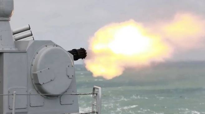 중국군이 지난 2월 26일 사전에 전혀 예고없이 대만 인근 해상에서 실탄 사격 훈련을 실시해 대만 국방부가 강력 반발했다. 사진은 중국 구축함에서 실탄이 발사되는 모습. 뉴시스