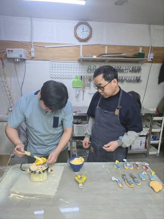 치과기공사 이태신(오른쪽)씨가 아들 이강녕씨의 작업하는 모습을 지켜보고 있다. 이정연 제공