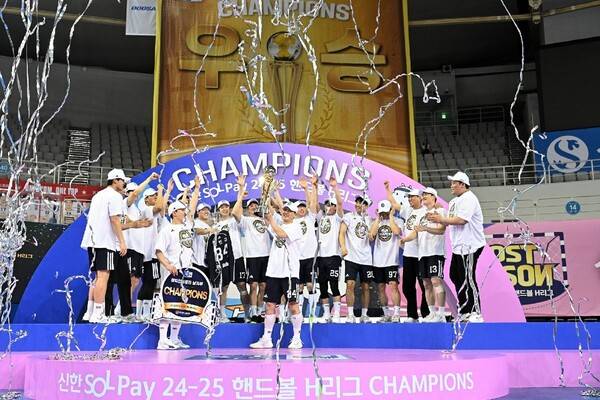 두산 선수들이 26일 서울 올림픽공원 핸드볼 경기장에서 열린 2024~2025 핸드볼 H리그 챔피언전에서 우승한 뒤 기뻐하고 있다. 한국핸드볼연맹 제공