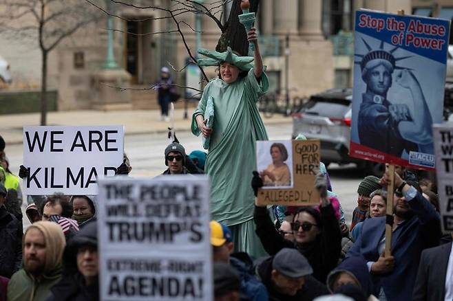 25일 해나 두건 판사가 체포당했다는 소식이 알려지자, 판사 체포에 항의하는 시위대가 밀워키 카운티 연방 법원 앞에서 시위를 벌이고 있다. AFP 연합뉴스