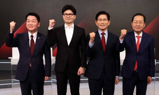 지난 26일 서울 중구 매경미디어센터에서 열린 국민의힘 대통령선거 제2차 경선 후보자 토론회에서 경선 후보들이 토론에 앞서 기념사진을 찍고 있다. 왼쪽부터 안철수, 한동훈, 김문수, 홍준표 후보. 공동취재사진