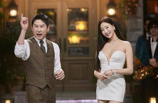 'SNL 코리아' 시즌7의 신동엽과 김사랑. 쿠팡플레이 제공