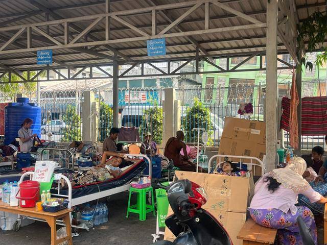 2일 지진 피해를 입은 미얀마 제2 도시 만달레이의 한 병원에서 환자들이 주차장에 마련된 임시 병상에 누워있다. 만달레이=허경주 특파원