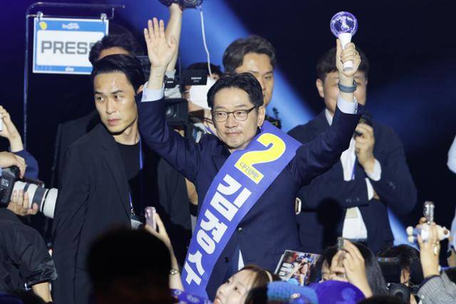 김경수 전 경남지사가 27일 경기 고양 킨텍스에서 열린 더불어민주당 수도권·강원·제주 합동연설회에 입장하고 있다. 뉴스1