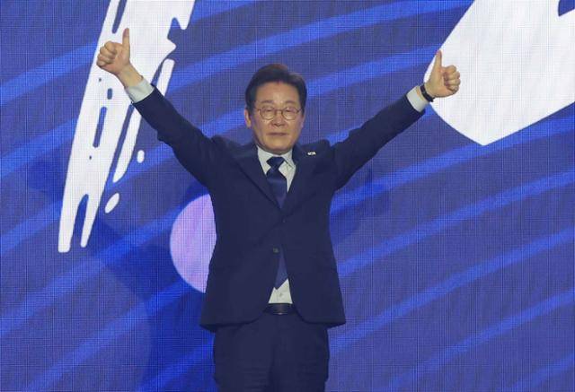 27일 경기 고양시 킨텍스에서 열린 더불어민주당 제21대 대통령 선거 후보자 선출을 위한 수도권·강원·제주 합동연설회에서 이재명 후보가 대선 후보로 선출된 후 두 팔을 들어 인사를 하고 있다. 뉴시스