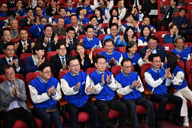 22대 총선 당시 민주당 지도부가 개표방송을 지켜보고 있다. 최원석 기자