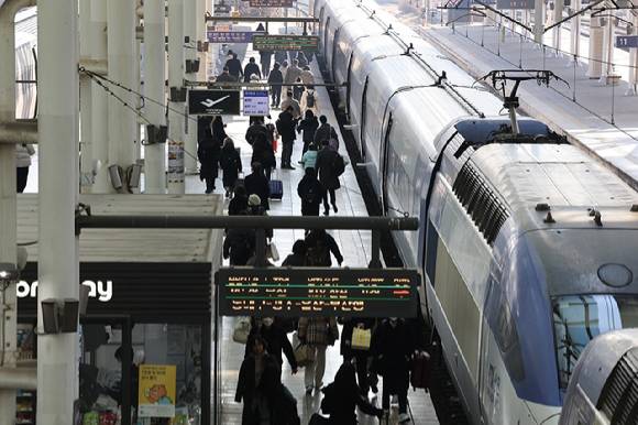 서울역에서 시민들이 열차에 오르는 모습. [사진=연합뉴스]