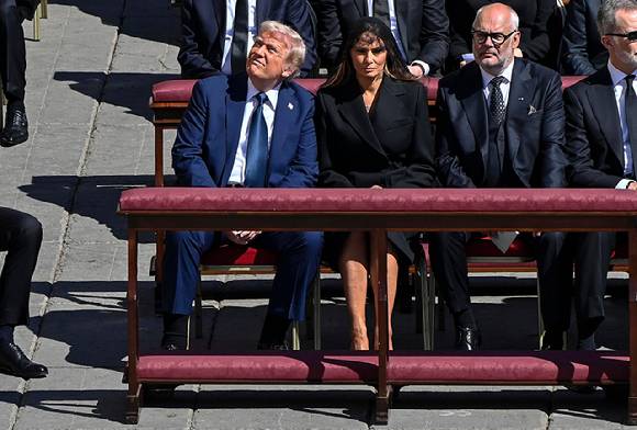 26일(현지시간) 바티칸 시국에서 열린 프란치스코 교황 장례식에 참석한 트럼프 미 대통령 부부. [사진=연합뉴스]