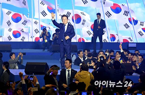 더불어민주당 이재명 대통령 후보가 27일 오후 경기 일산 킨텍스에서 열린 제21대 대통령선거 후보자 선출을 위한 수도권·강원·제주 합동연설회에서 인사를 하고 있다. [사진=곽영래 기자]