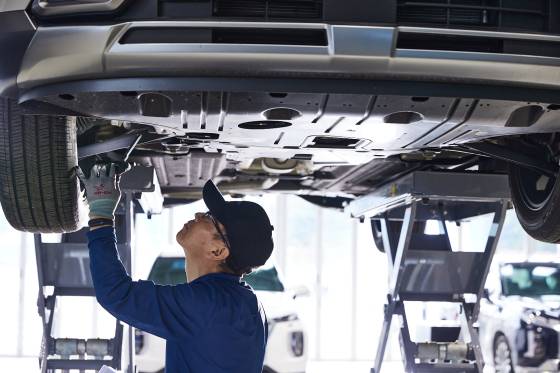 현대차 인증중고차 상품화 전담인력이 품질점검을 진행하는 모습. 사진 현대차그룹