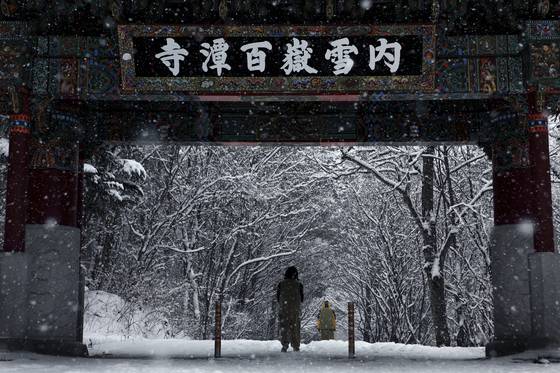 겨울 눈 쌓인 강원도 인제 백담사. 1988년 전두환 전 대통령 내외가 도착할 당시 겨울 백담사는 외부와 단절된 유배지와 같았다. 중앙포토