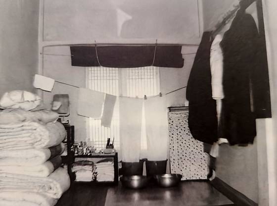 전두환 전 대통령 내외가 기거했던 두 평짜리 요사채 방 내부 모습. 문 위쪽에 외풍을 막는 담요가 걸려 있고, 아래쪽엔 물을 얼지 않게 담아두는 대야가 놓여 있다. 사진 전두환 회고록