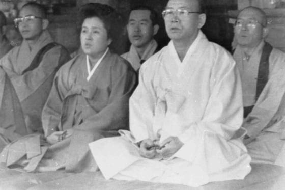 전두환 전 대통령(앞줄 오른쪽 흰색 한복)과 이순자 여사(가운데)가 1989년 백담사에서 열린 불교 행사에서 나란히 앉아 염불하고 있다. 중앙포토