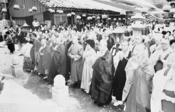 전두환 전 대통령 내외(앞줄 가운데)가 1989년 5월 백담사에서 백일기도를 마감하는 회향법회에 참석해 합장하고 있다. 이날 백담사 마당은 조계종 원로 스님과 부산에서 올라온 불교 신도들로 꽉 찼다. 중앙포토