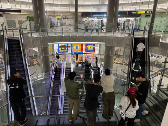 지하철 6호선 녹사평역에서 촬영 중인 제작진들의 모습. 녹사평역에선 지난해 총 13건의 촬영이 이뤄졌다. 사진 서울교통공사
