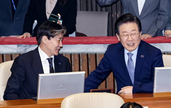 이재명 더불어민주당 대표가 지난해 11월 28일 오후 서울 여의도 국회에서 열린 제418회국회(정기회) 제13차 본회의에서 조국 조국혁신당 대표와 대화하고 있다. 전민규 기자