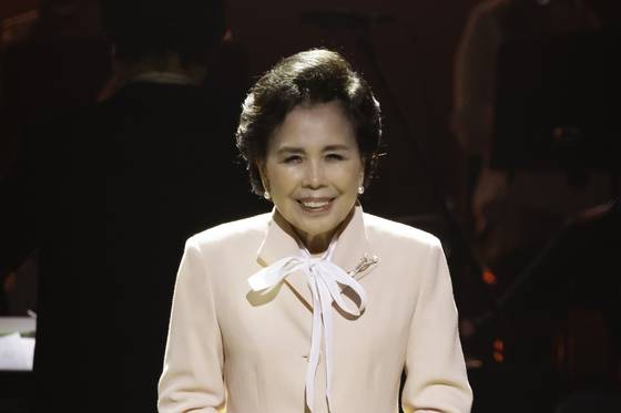 이미자는 26, 27일 세종문화회관 대극장 콘서트를 끝으로 공연 개최 및 음반 발매를 하지 않는다고 밝혔다. 사진 쇼당이엔티