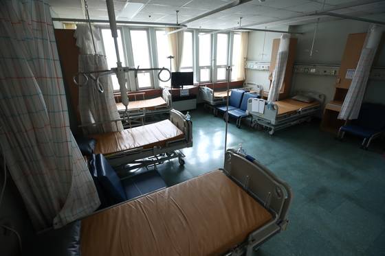 전국보건의료노조 총파업 첫날인 2023년 7월 13일 부산 서구 부산대병원의 일반병동 병실이 텅 비어있다. 부산대병원은 간호인력의 파업으로 환자 관리가 어려울 것이 예상되자 전날 대부분의 환자를 퇴원 조치했다. 송봉근 기자