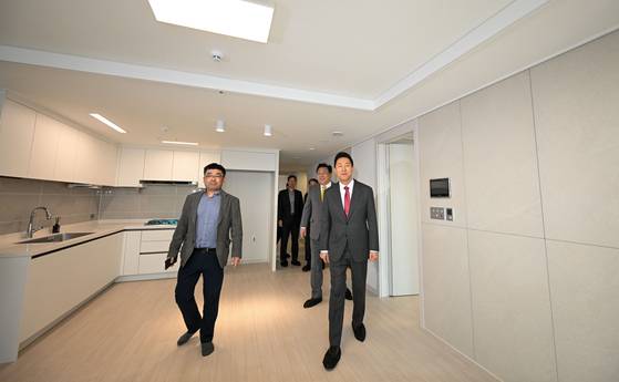 오세훈 서울시장이 서울 광진구에 위치한 신축 아파트 단지에서 신혼부부가 입주할 제2차 미리내집(장기전세주택)을 내부를 살펴보고 있다. [사진 서울시공동취재단]