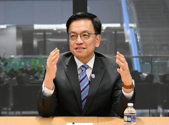 최상목 경제부총리 겸 기획재정부 장관이 지난 25일(현지시간) 미국 워싱턴 DC에서 주요 20개국(G20) 재무장관회의 동행기자단 간담회에서 인터뷰하고 있다. 연합뉴스