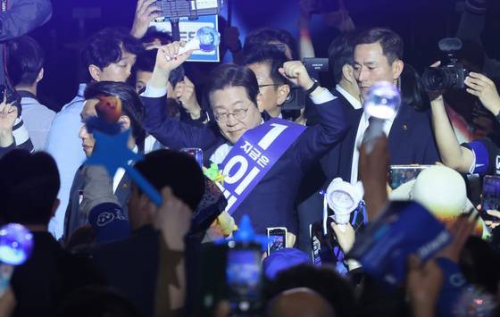 이재명 더불어민주당 대선 경선 후보가 27일 오후 경기도 고양시 킨텍스에서 열린 수도권·강원·제주 합동연설회에 입장하고 있다. 임현동 기자/20250427