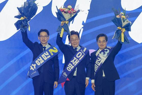 21대 대선 더불어민주당 후보로 선출된 이재명 후보(가운데)가 27일 경기 고양시 킨텍스에서 열린 수도권·강원·제주 합동연설회에서 김경수,김동연 경선 후보와 함께 인사하고 있다.2025.4.27/뉴스1