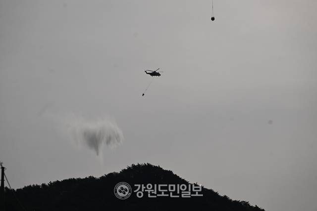 ▲ 27일 인제 상남면 하남리에서 산림, 소방, 군 관계자들이 산불을 진화하고 있다. 김정호