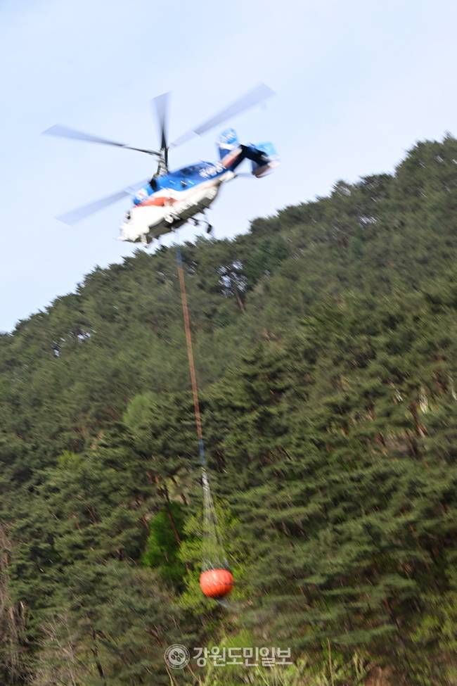 ▲ 27일 인제 상남면 하남리에서 산림, 소방, 군 관계자들이 산불을 진화하고 있다. 김정호