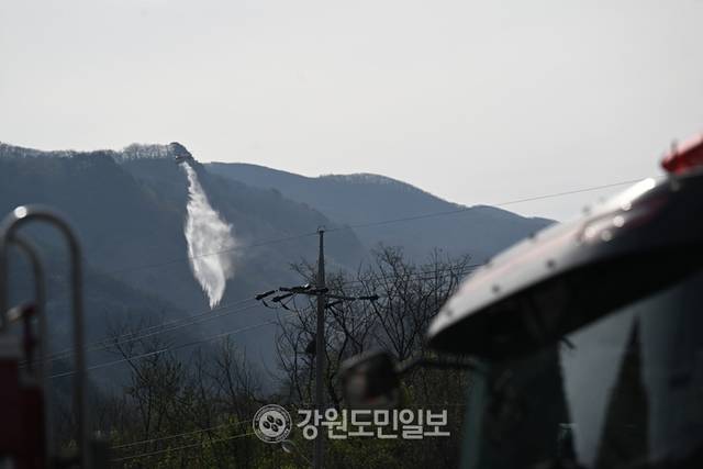 ▲ 27일 인제 상남면 하남리에서 산림, 소방, 군 관계자들이 산불을 진화하고 있다. 김정호