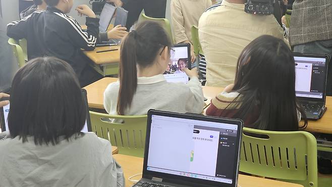 지난 25일 제주도 제주시 조천읍 조천초등학교 3학년 교실에서 열린 AI 교과서 영어 수업에서 학생들이 짝과 함께 영어 대화를 연습하는 모습을 녹화하고 있다.