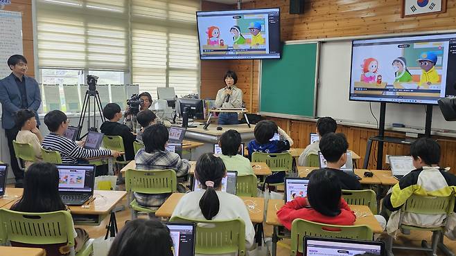 지난 25일 제주도 제주시 조천읍 조천초등학교 3학년 교실에서 AI 디지털교과서를 활용한 영어 수업이 진행되고 있다.